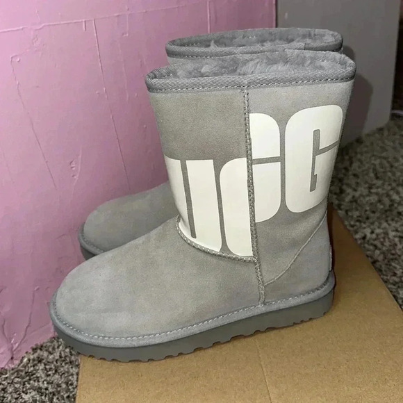 UGG’s W Classic Short II Chopd - Picture 10 of 13